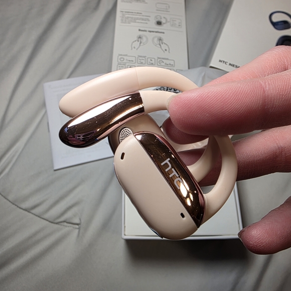 HTC Smartwatch with Interactive Display - Picture 3 of 7